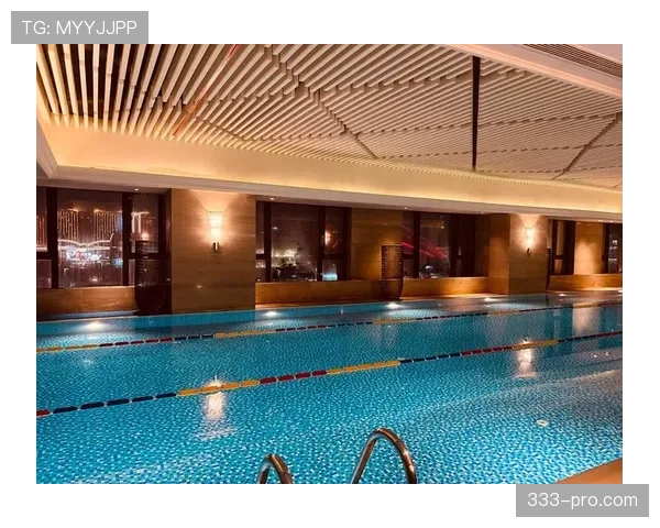 宁泽涛穿得像普通上班族，泳池边倒像在赶地铁，真有人信他是游泳冠军？