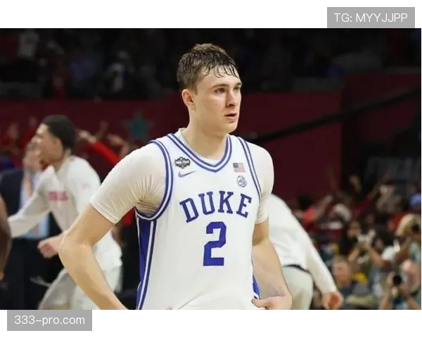 库珀·弗拉格无球跑动提升进攻效率，对比赛季提升关键时刻得分率