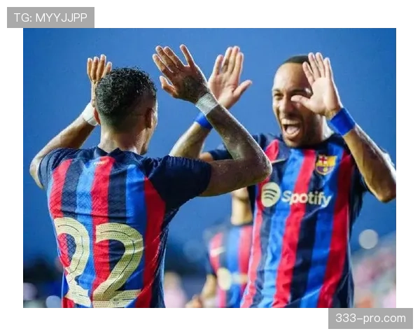 哈维回撤接应主导出球，中场调度激活全队进攻